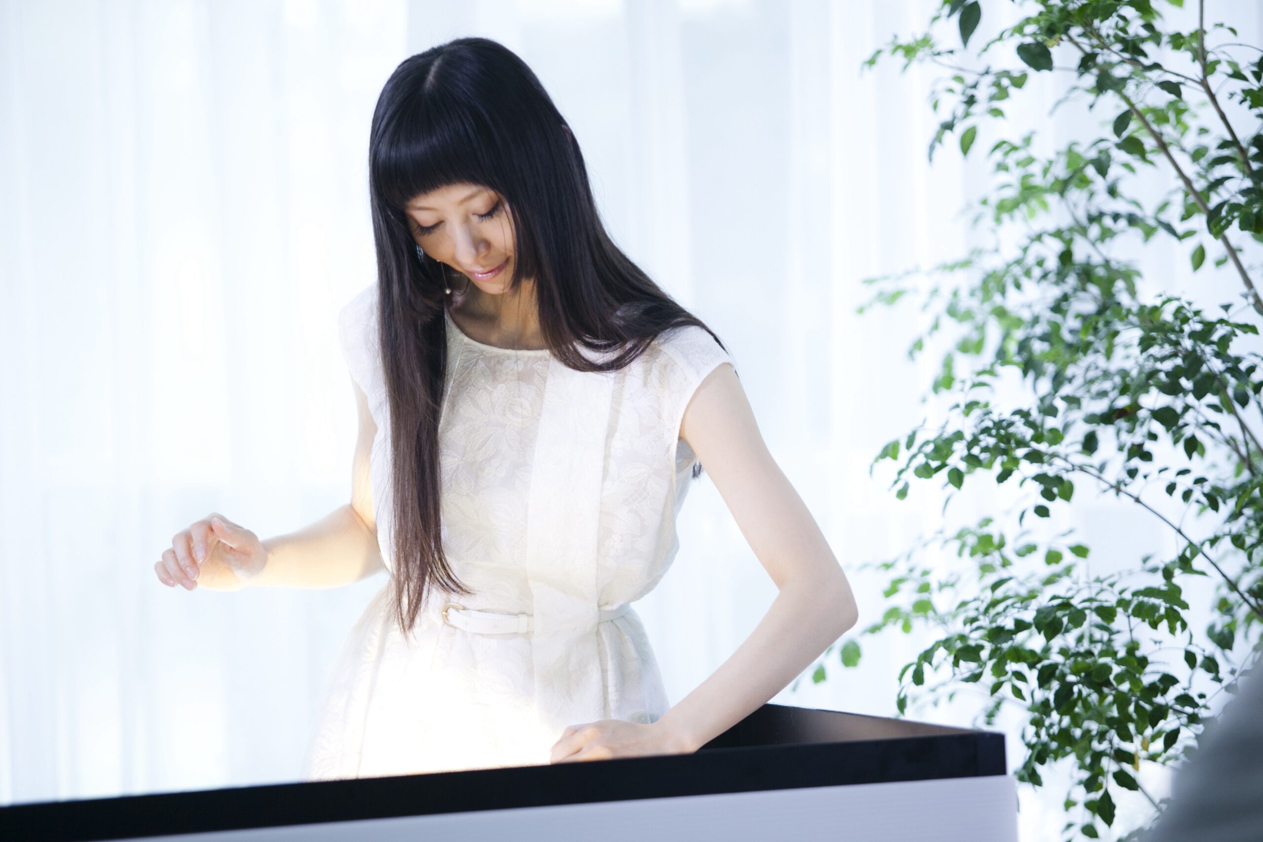 サンドアーティスト伊藤花りんのアーティスト写真（撮影：齋藤明、2014年）