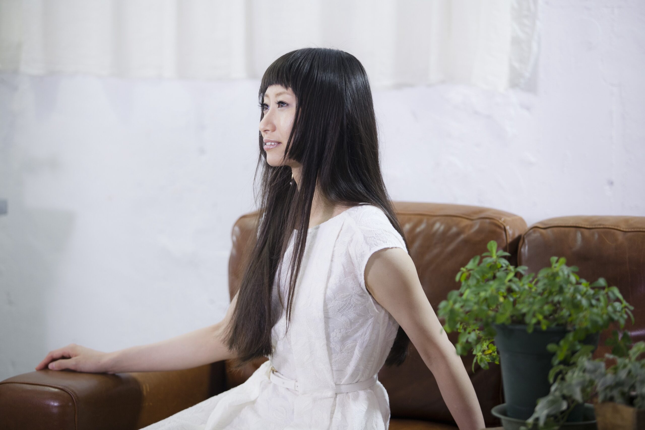 サンドアーティスト伊藤花りんのアーティスト写真（撮影：齋藤明、2014年）