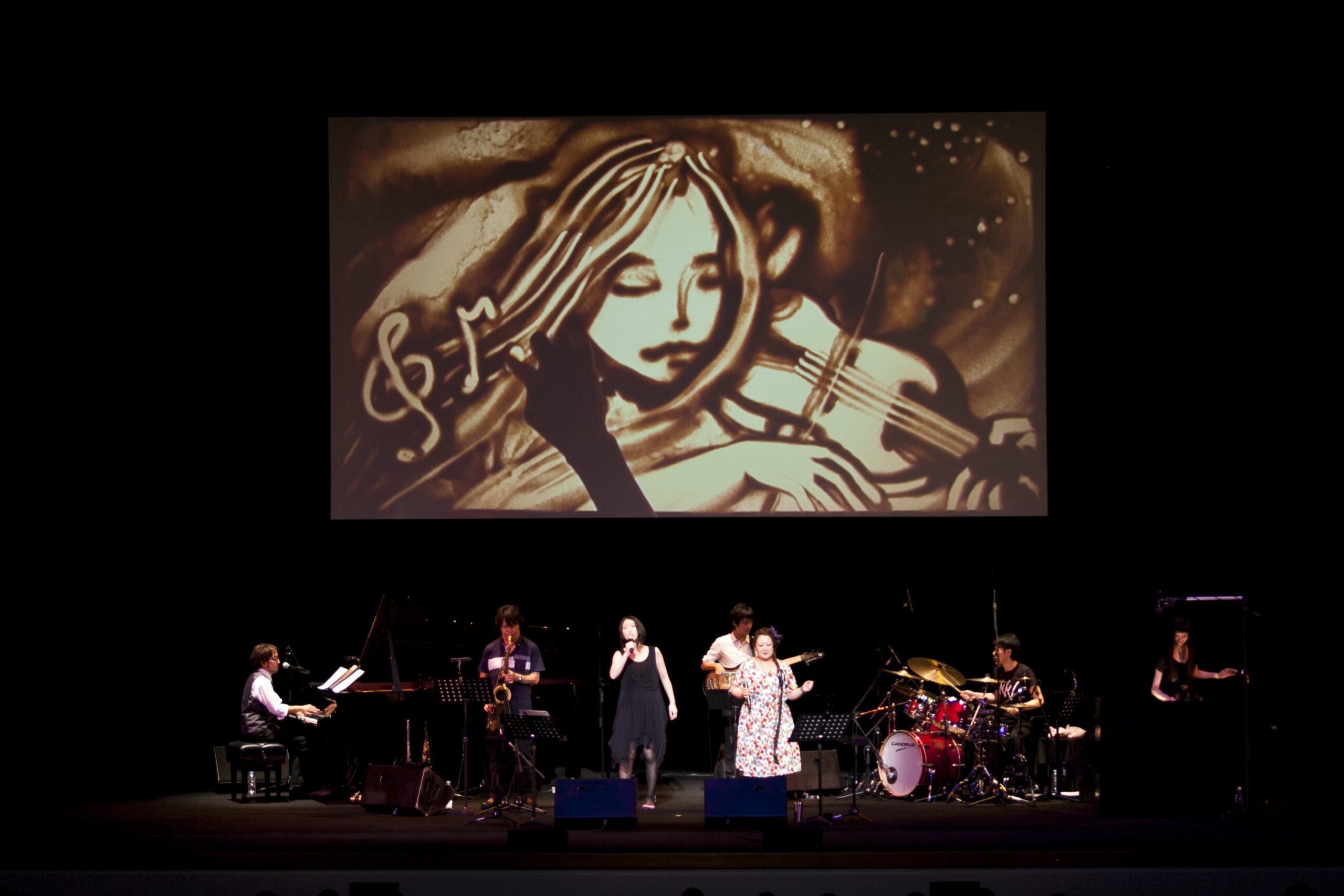 Jazz meets Pops & Animation Songs Jazz Concertでサンドアートを披露する伊藤花りん