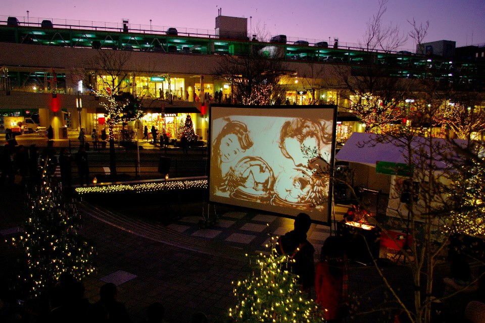 Karin Ito performing live sand art at Heartful Christmas at Hoshigaoka Terrace in 2012