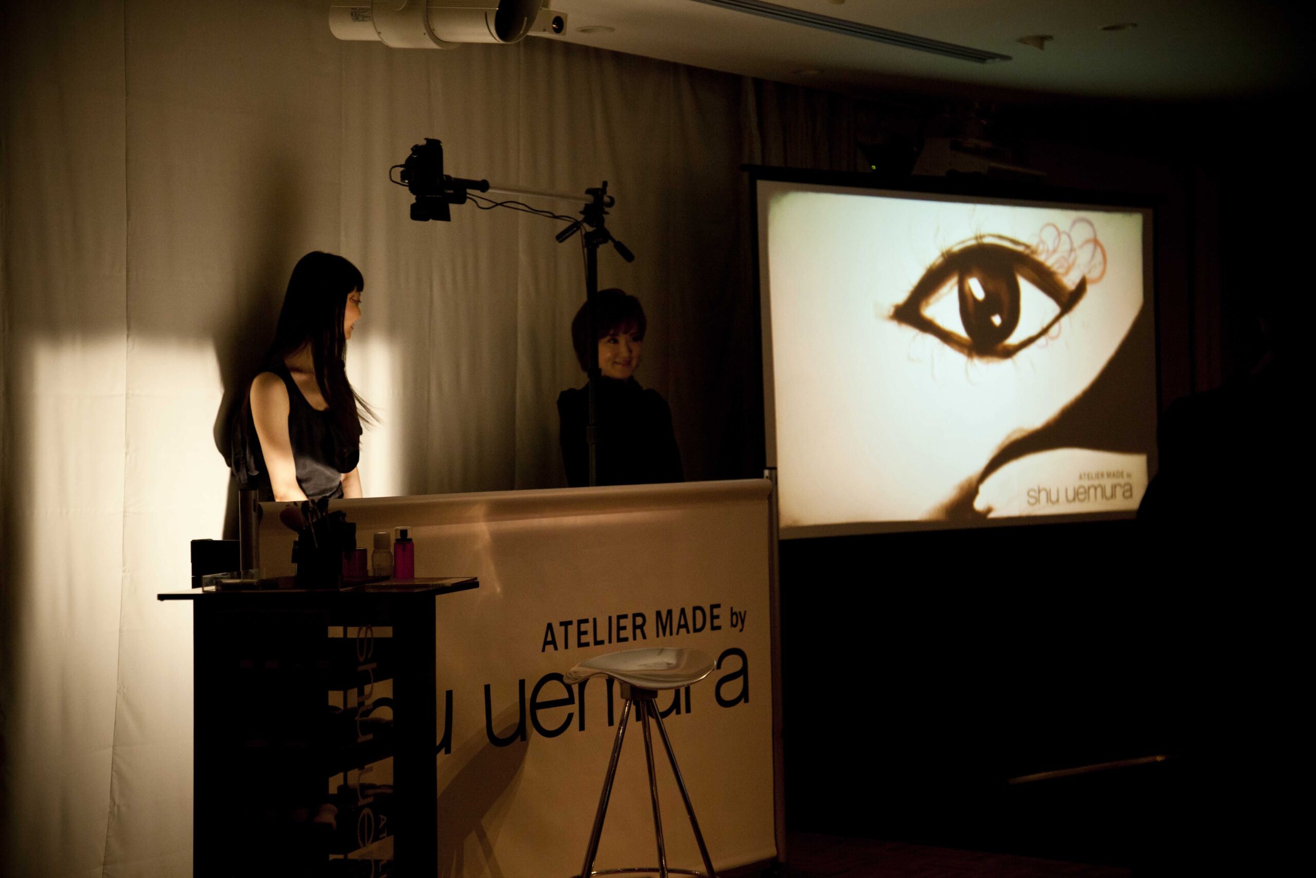 shu uemura KICK OFF 2015で行われたメイクアップパフォーマンスと伊藤花りんのサンドアートのコラボレーション